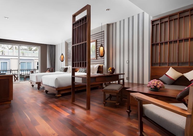 Focus on the unique layout features (twin beds, wooden partition, seating area) while keeping your location keywords strong.